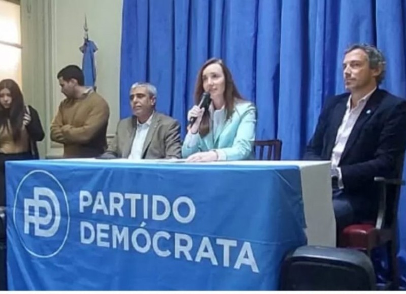 La vicepresidente Victorial Villarruel en la comitiva del Partido Demócrata (PD).