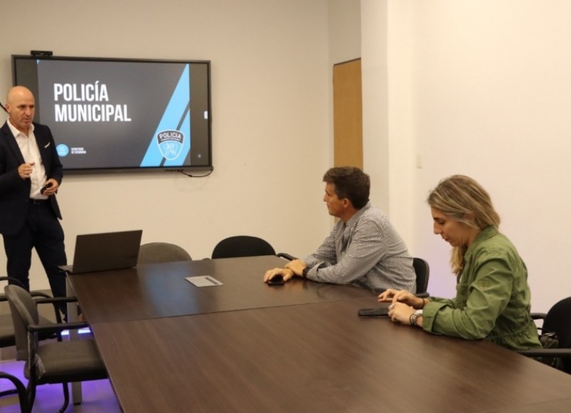 Juan Pablo Allan (Juntos por el Cambio), acompañado de la concejal platense Belén Muñoz, visitó San Miguel para conocer cómo funciona y qué resultados tiene el sistema integral de seguridad “Ojos en Alerta”.