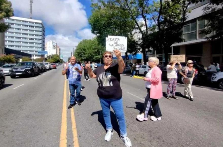 En el contexto de una movilización por mejoras para la fuerza, Mar del Plata fue escenario de un incidente entre manifestantes y el jefe Cristian Fontana