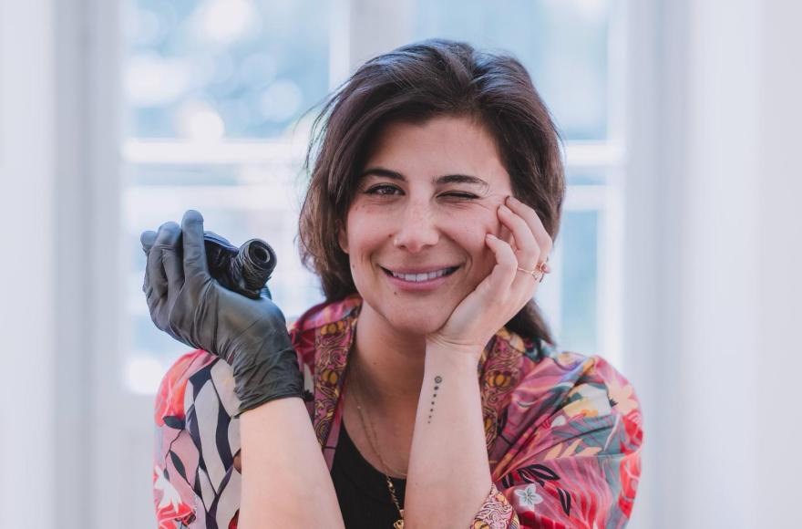 Inbar trabaja de forma itinerante desde distintos países, llevando su arte del tatuaje como un lenguaje personal y global.