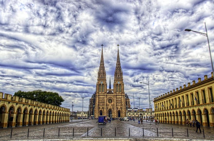 En Luján, delincuentes atacaron una casa en Pascual Simone con más de diez disparos y huyeron en un Prisma blanco