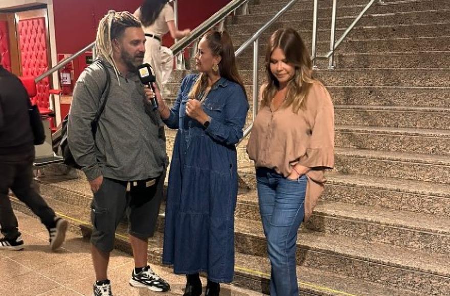 Suspendan la boda se consolida como una de las comedias más celebradas del verano teatral.