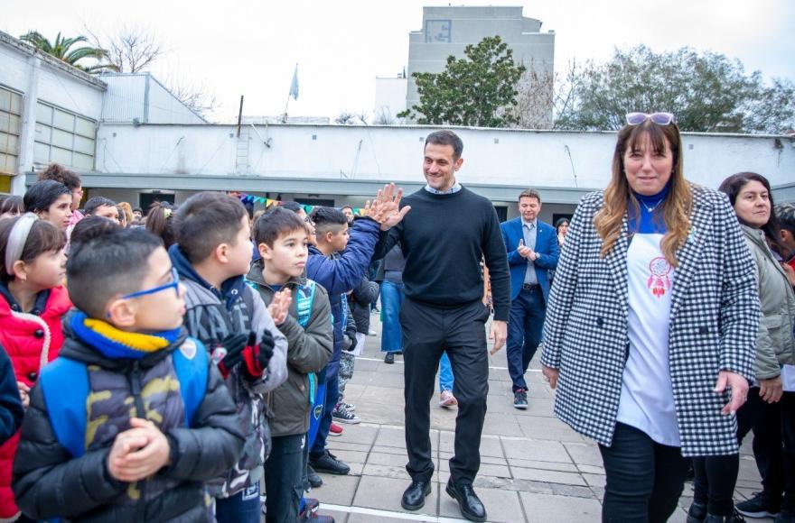 La licitación millonaria en Lanús para kits escolares con imagen institucional genera polémica sobre prioridades