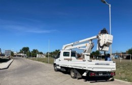 José C. Paz: colocan las nuevas luminarias para el Hospital Caporaletti