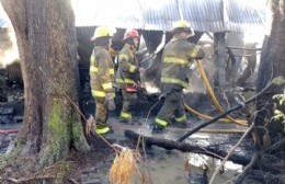 Se investigan las causas del incendio en una fábrica de membranas plásticas en Moreno