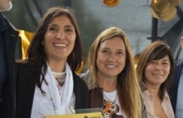 Merlo: la jefa comunal participó de las bodas de oro de la escuela número 49