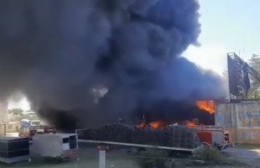 Un terrible incendio se devoró a un depósito de neumáticos en Moreno