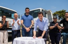 En General Rodríguez, Wado de Pedro entregó motos y luminarias adquiridas con el programa Municipios de Pie