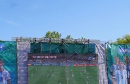 Salieron todos los vecinos de Merlo a la cancha: en el Parque Municipal Néstor Kichner se vio el partido de la Selección