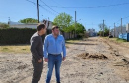 Barrio España: Bouvier presenció el inicio de la obra de cordón cuneta