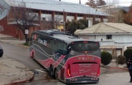 Moreno: un colectivo de turismo se quedó "colgado" al subir la calle Frey