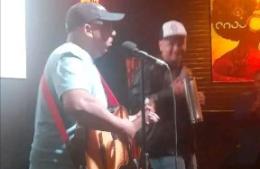 El cantante Javi Agüero impulsa su carrera con el estreno de “Casita Blanca” y nuevos shows en vivo