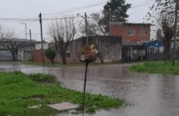 Tras los 130 mm de marzo, la ciudad enfrenta un nuevo temporal con infraestructura sin mejoras. Se repiten las mismas postales: calles tapadas y evacuaciones.

