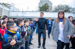 La licitación millonaria en Lanús para kits escolares con imagen institucional genera polémica sobre prioridades